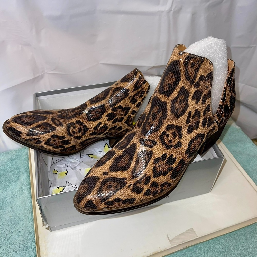 Volatile Chronicle Women Sz 11 V-Cut Ankle Booties Leopard Print Block Heel NEW - Picture 2 of 8
